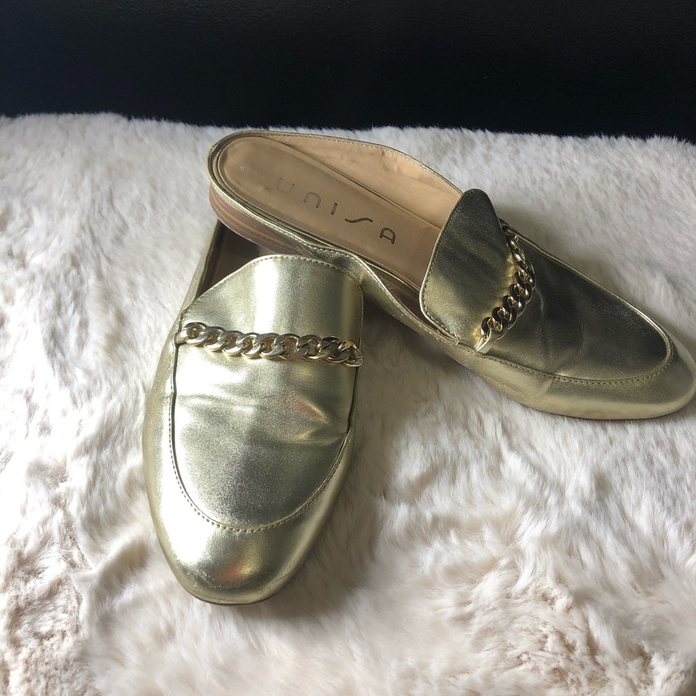 Gold Slide on Shoes w| gold metal chain on top ⚜️